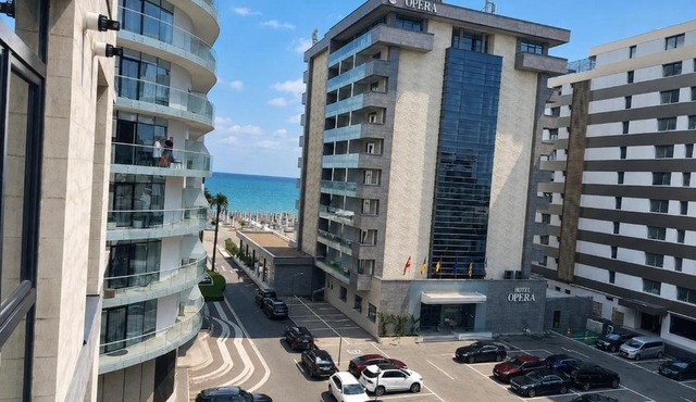 Romeo's Beachfront Apartment by LOFT, Hotel OPERA and White Tower in Constanta