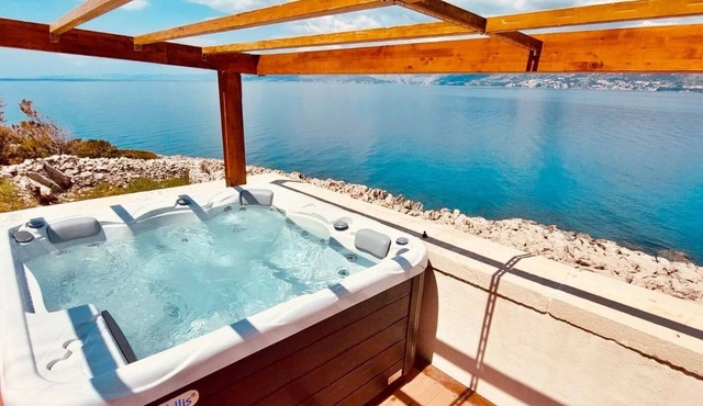 Saint Nicholas lighthouse with big terrace and jacuzzi - island of Brac