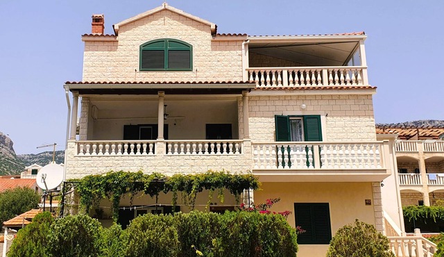 Sea View 2-Bedroom Apartment with Terrace & Garden – Bol, Island Brač