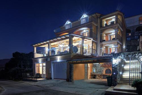 Seabreeze Apartments with Shared Jacuzzi