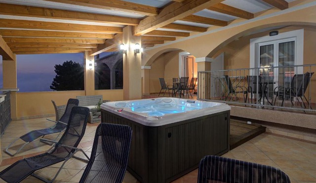 Seabreeze Apartments with Shared Jacuzzi in Senj
