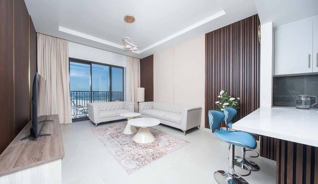 Seafront Apt w/Pool & Gym near Attractions in Sharjah