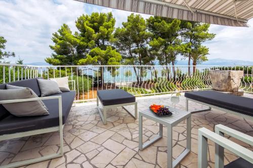 Seafront Villa de Finis in Sutivan