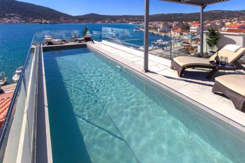 Seafront villa with roofpool, perfect getaway in Vinišće