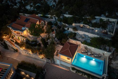 Seaside luxury villa with a swimming pool Cove Ljubljeva, Trogir - 19259 in Vinišće