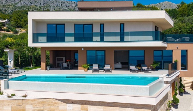 Seaview Villa Allure, Luxurious 4 en-suite bedroom Retreat with panoramic sea views