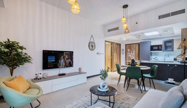 Spacious 1BR Sleeps 4+Pool, Gym & Rooftop Terrace in دبي