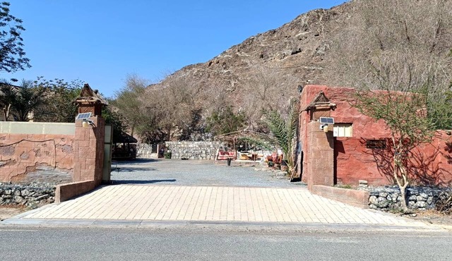 Spacious 4-bedroom bamboo farmhouse in tranquil Ras Al Khaimah with AC in Ras Al Khaimah