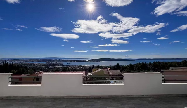Spacious 5-bedroom/duplex apartment with amazing view near Split centre.