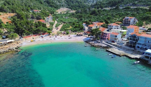 Spacious 5-bedroom apartment in marvelous Milna Hvar with AC