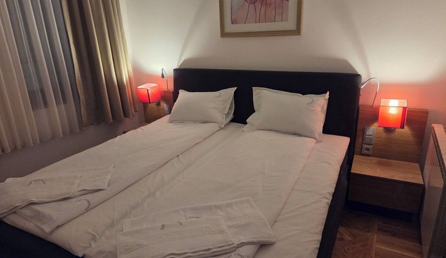Spacious 5-bedroom hotel suites in amazing București with AC in București