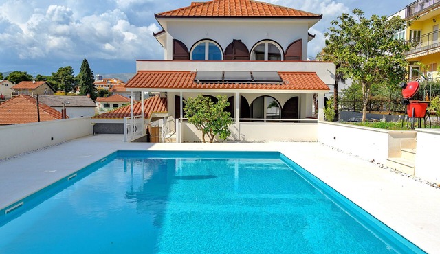 Spacious 8-bedroom house with pool in brilliant Okrug Gornji