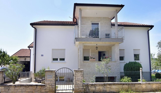 Spacious Basement Apartment Near Umag