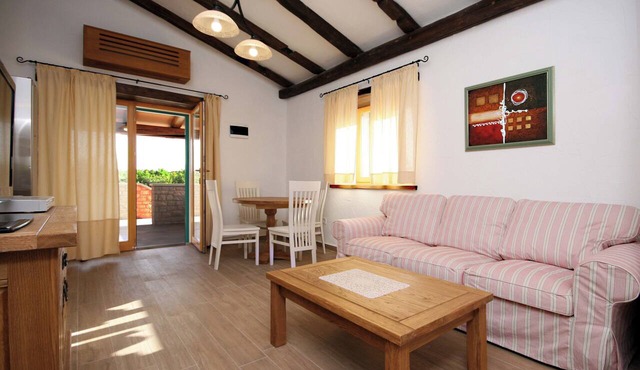 Spacious First-Floor Apartment with Pool & Countryside Views in Primošten Burnji