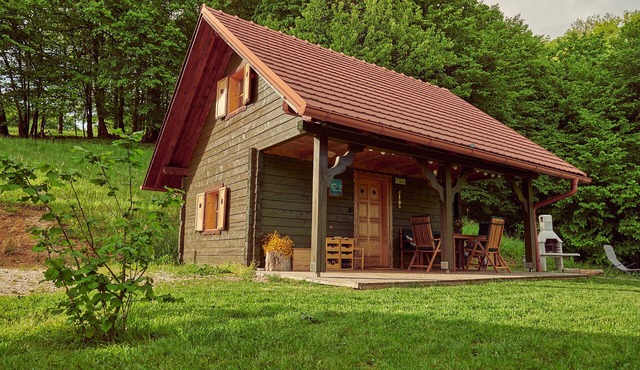 Srčna, a beautiful peaceful log cabin on Tri vile estate with amazing view in Podčetrtek