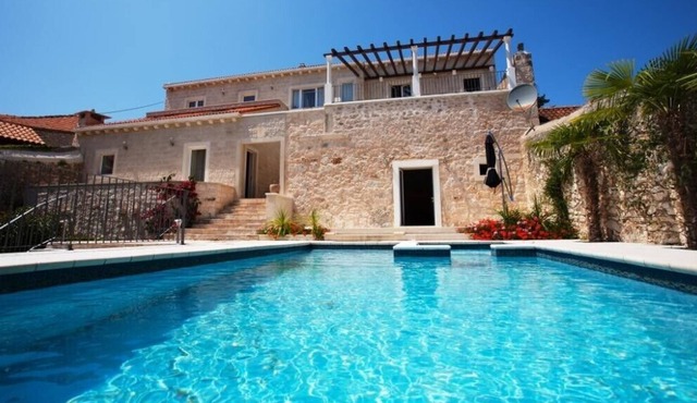 Stone villa | Private | Enclosed garden | Harbor view | Close to the beach