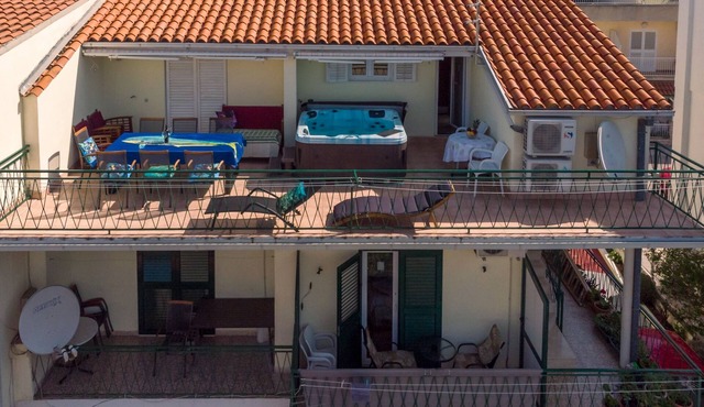 Studio flat with hot tub Makarska (AS-18898-a) in Makarska