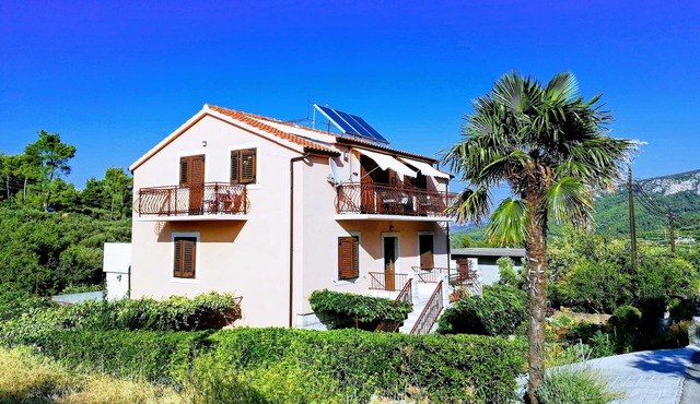 Studio flat with terrace Vrisnik, Hvar (AS-8733-a) in Jelsa