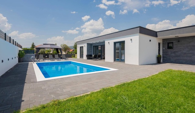 Stunning home in Donji Prolozac