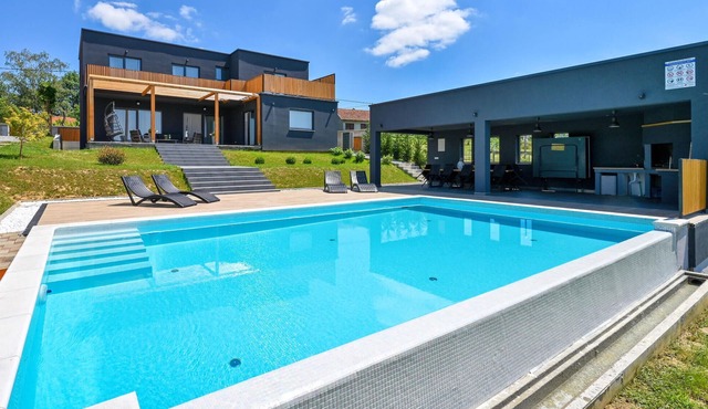 Stunning home in Klostar Ivanic