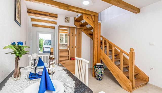 Stunning home in Jurdani with WiFi in Jurdani