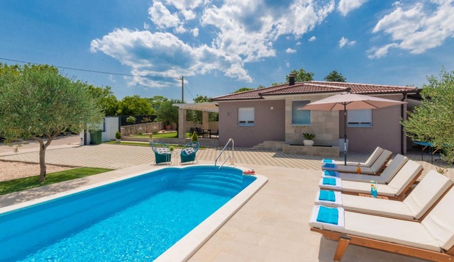 Stunning home in Kamenmost