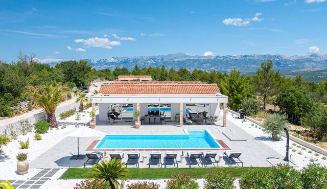 Stunning home in Pridraga