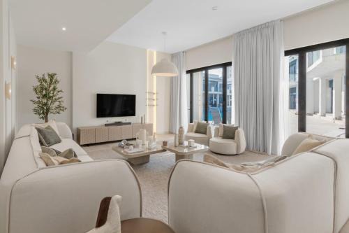 Stunning Palm Villa with Rooftop Garden, Resort Style Pool and Beach by Exclusive Holiday Homes in Dubai