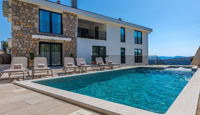 Stunning private villa for 10 people with hot tub, WIFI, A/C, private pool, TV and terrace