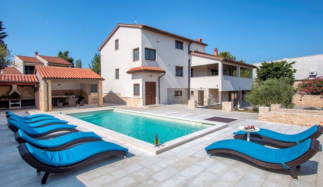 Stunning private villa for 10 guests with A/C, WIFI, private pool, TV and terrace in Premantura