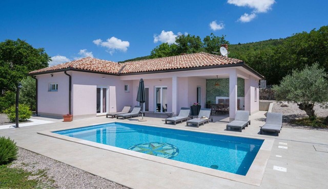 Stunning private villa for 6 people with WIFI, A/C, private pool, TV and terrace