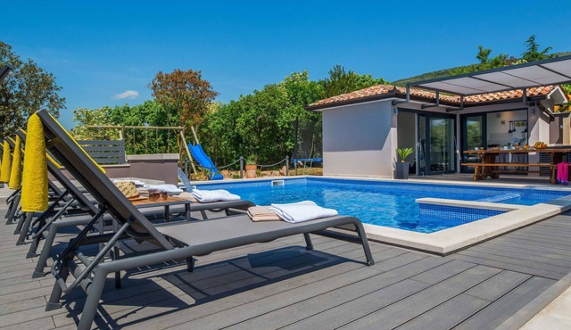 Stunning private villa with A/C, private pool, hot tub, WIFI, TV, terrace and panoramic view