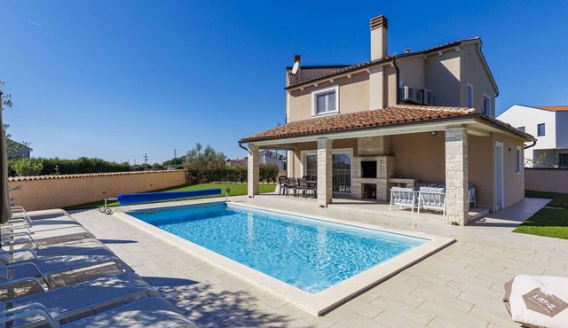 Stunning private villa for 8 people with WIFI, private pool, A/C, TV, terrace and pets allowed