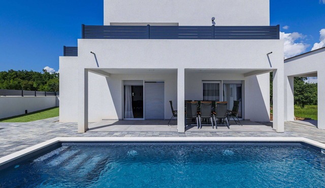 Stunning private villa for 8 people with private pool, WIFI, hot tub, A/C, TV and terrace