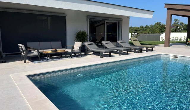 Stunning private villa for 8 guests with A/C, private pool, WIFI, TV and patio