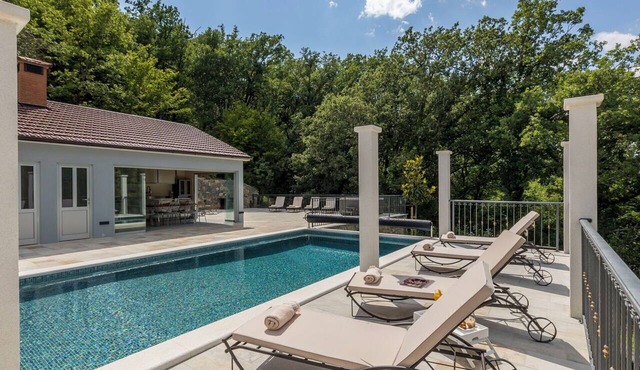 Stunning private villa for 8 guests with hot tub, A/C, WIFI, private pool and TV