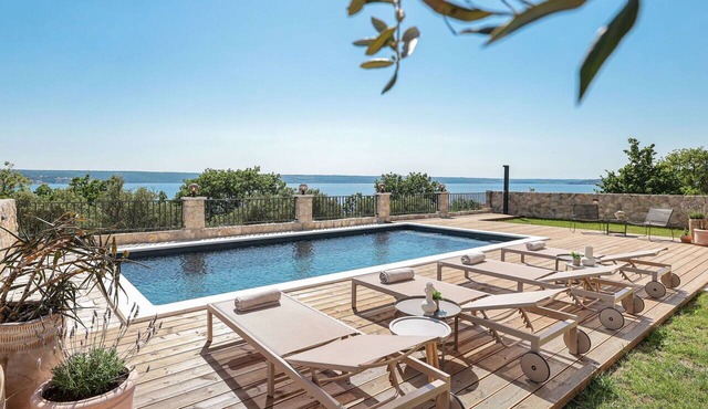Stunning private villa for 9 guests with A/C, private pool, WIFI, TV and terrace