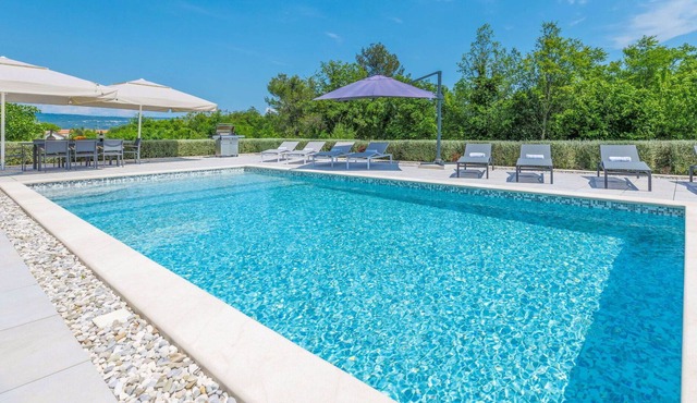 Stunning private villa for 8 people with private pool, WIFI, A/C, TV, terrace and parking