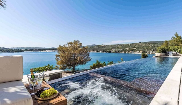 Stunning private villa for 6 people with A/C, WIFI, private pool, TV and terrace