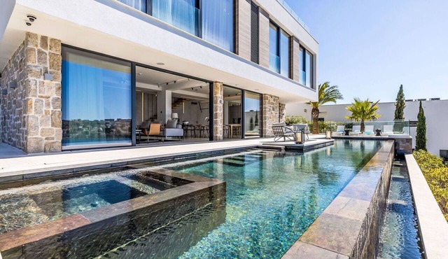 Stunning private villa for 6 guests with A/C, WIFI, hot tub, private pool, TV and terrace