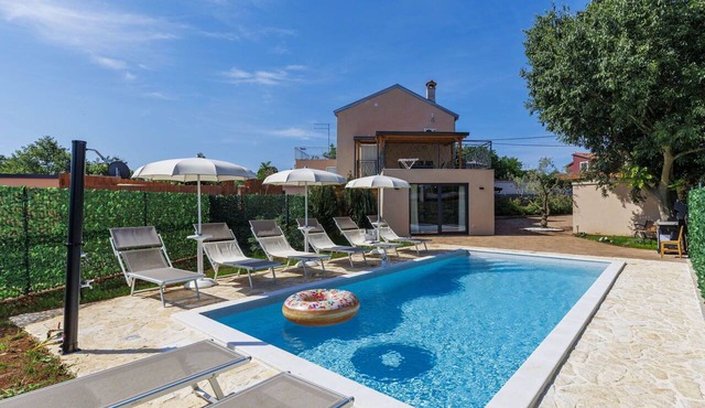 Stunning villa for 8 guests with WIFI, private pool, A/C, TV, terrace and pets allowed