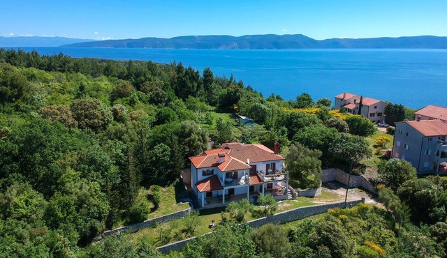 Stunning villa for 9 people with private pool, WIFI, A/C, TV and terrace in Drenje