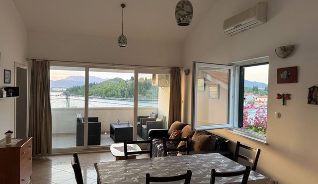 Stylish Family Retreat with Stunning Sea Views, Terrace & Steps to the Beach