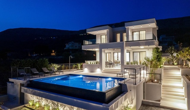 Stylish property with heated 32sqm private pool, 5 bedrooms, 5 bathrooms, 1km from the beach