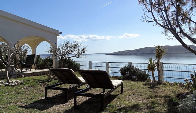 SUMMER RESIDENCE DIRECTLY AT THE SEA in Miškovići