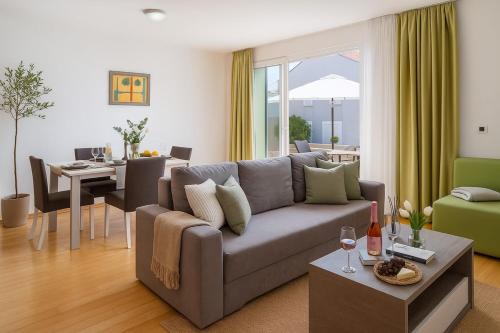 Sunny Resort 1-bedroom apartment 1211 in Petrcane