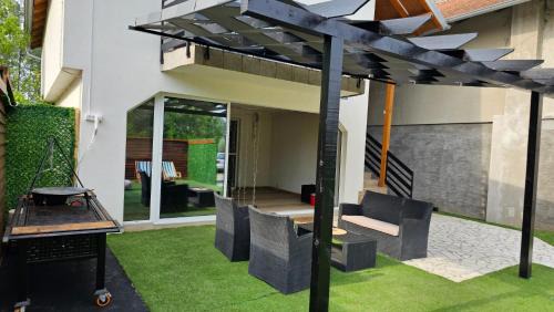 Sunrise Riverside House-Private Garden, Jacuzzi & BBQ