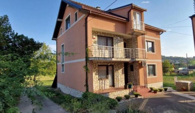 The beautiful, spacious villa in Vrčin features seven bedrooms and three bathrooms. in Vrčin