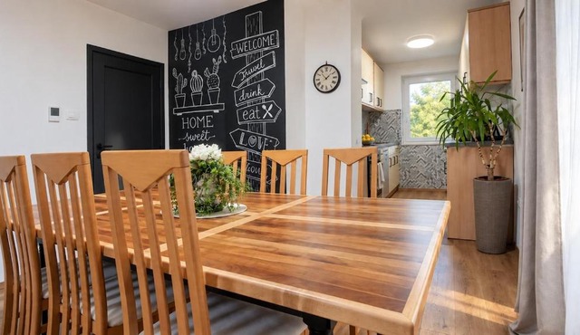 The Black Frame Apartment s teraso in parkiriščem in Žalec