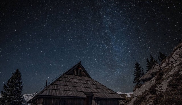 The Eagle's Nest high in the mountains with sauna and hot tub in Velika planina